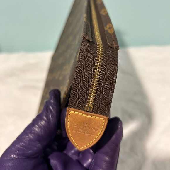 LOUIS VUITTON Cosmetic Pouch Large. Authentic pre-owned and great condition. - Picture 5 of 7